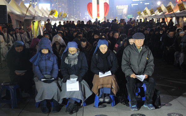 시국미사 참례 매주 월요일 저녁 7시 광화문광장 시국미사에 참례할 적마다 나는 매번 맨 앞자리에 앉곤 한다.  