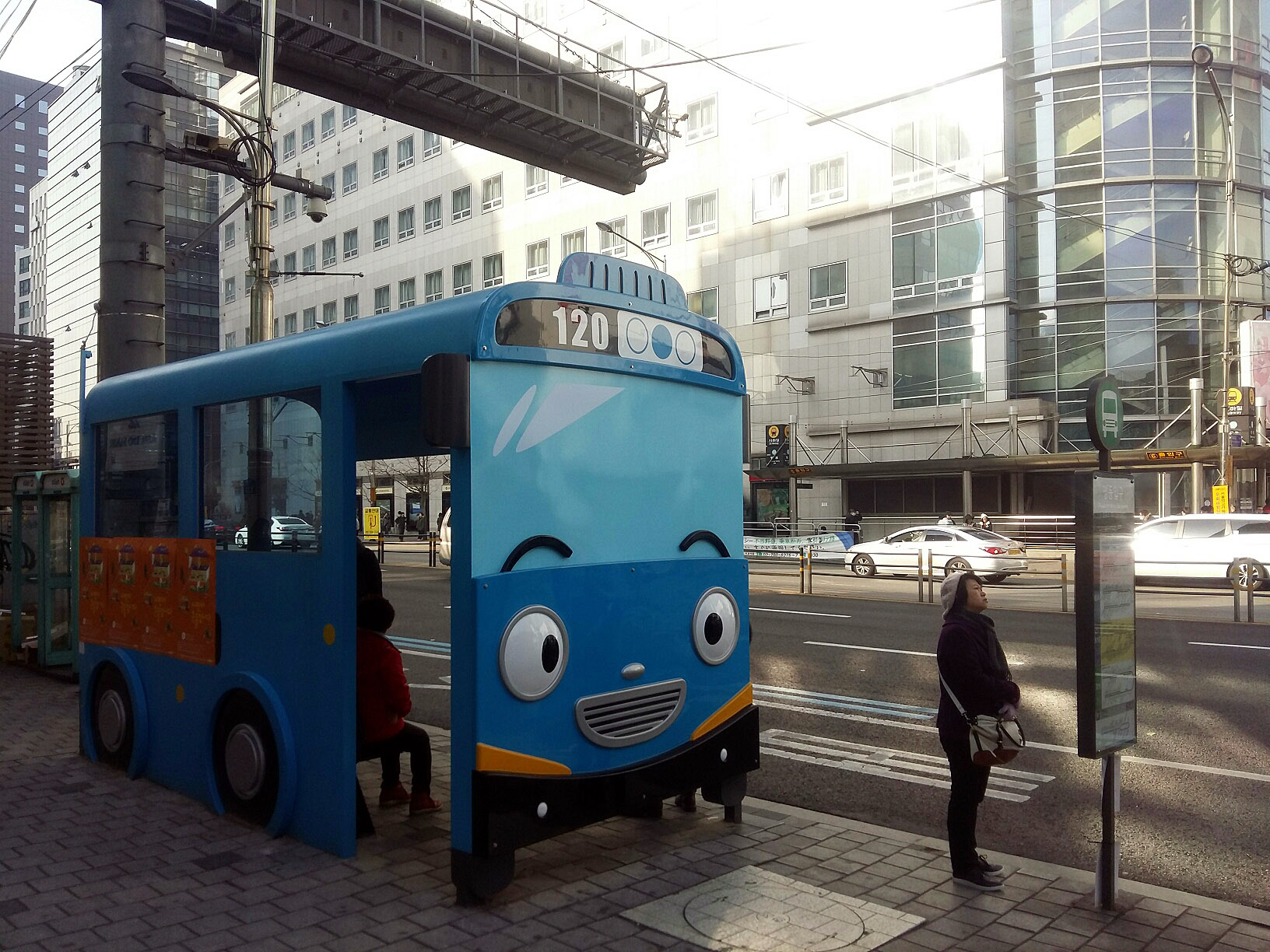  재미로 입구에 설치된 타요버스 승차대.