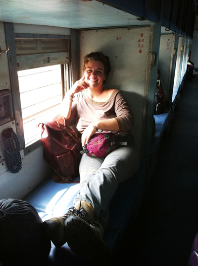 뭄바이행 기차 안에서 다시 만난 스페인 여행자, 비리.