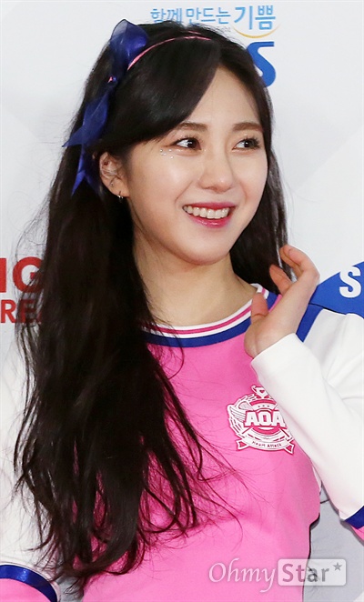 AOA 민아, 백치미 미소 AOA 민아가 27일 오후 서울 삼성동 코엑스에서 열린 < 2015 SBS 어워즈 페스티벌 가요대전 >에서 미소를 짓고 있다.
