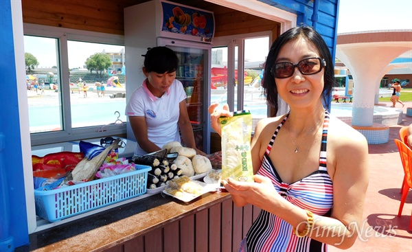 평양 문수물놀이공원 안의 간이 판매대. 우리 일행은 이곳에서 아이스크림과 단무지밖에 안 들어가 있는 김밥을 샀다. 