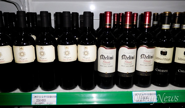 평양의 슈퍼마켓인 '광복지구상업중심'에 진열된 이탈리이산 와인.