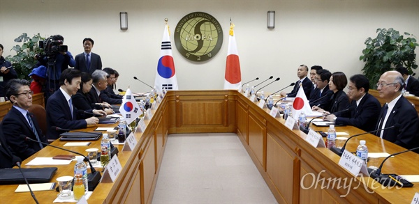 위안부 문제 해결 방안 논의, 한-일 장관회담 윤병세 외교부 장관과 기시다 후미오 일본 외무상이 2015년 12월 28일 오후 서울 외교부 청사에서 위안부 문제 해결 방안과 관련한 회담을 시작하고 있다.