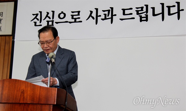  운전기사한테 상습적으로 폭행과 폭언을 해 물의를 빚은 몽고식품 김만식 명예회장이 28일 오후 창원 팔용동 몽고식품 창원공장 강당에서 대국민 사과문을 발표했다.