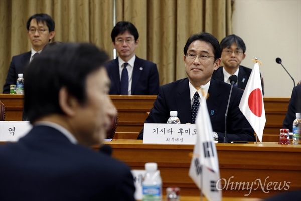  윤병세 외교부 장관과 기시다 후미오 일본 외무상이 28일 오후 서울 외교부 청사에서 위안부 문제 해결 방안과 관련한 회담을 시작하고 있다.