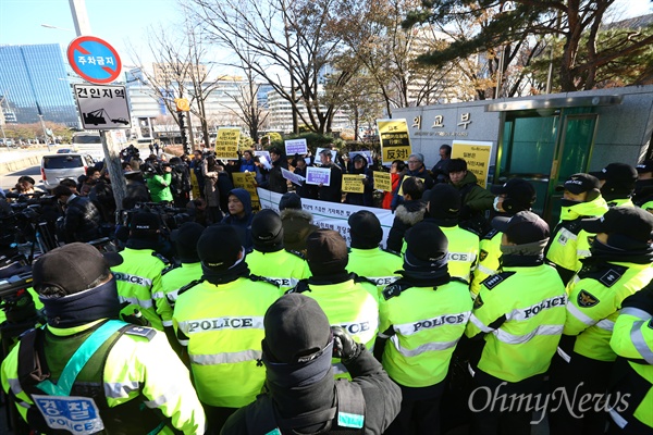 일본군위안부 문제를 논의하는 한-일 외교장관회담이 열리는 28일 오후 종로구 외교부청사 앞에서 평화와통일을여는사람들(평통사) 회원들이 일본 정부의 '법적배상거부' '소녀상 철거요구'를 규탄하는 기자회견을 열고 있다.