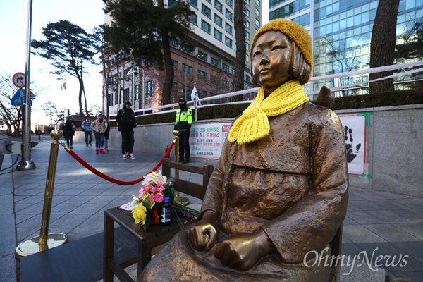 일본군위안부 관련 한일외교장관회담이 열린 지난 28일 오후 서울 종로구 일본대사관 앞에 설치 된 '소녀상'에 털모자와 목도리가 씌워져 있다. 현재 재건축 중인 일본대사관 주변으로 경찰 차벽이 설치되어 있다. 