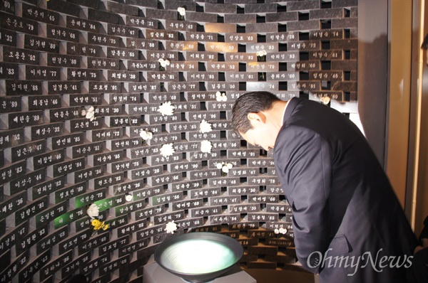 조재구 대구시의회 건설위원장이 28일 오후 대구지하철 1호선 중앙로역에 만들어진 기억의 공간에서 추모의 벽에 헌화하고 있다.