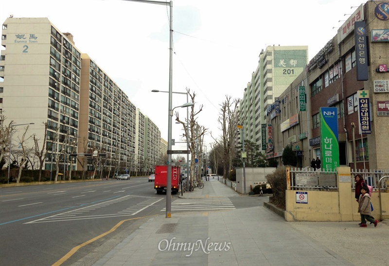 왼쪽이 강남구 대치동 은마아파트. 오른쪽으로 미도아파트가 보인다.