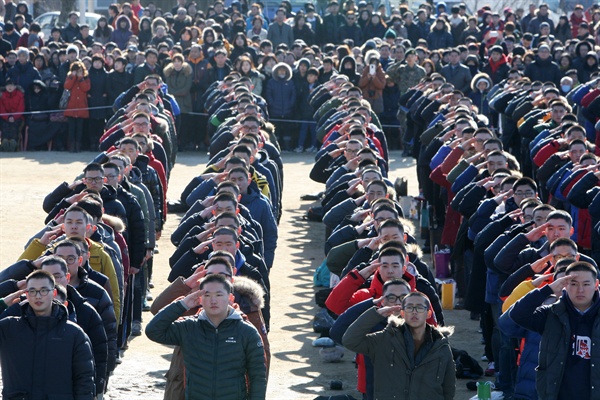 2015년 1월 6일 춘천 102보충대에서 입영 장정들이 가족 등에게 경례하고 있는 모습. 