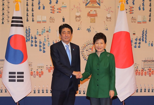 박근혜 대통령과 아베 신조 일본 총리가 지난해 11월 2일 청와대에서 정상회담 전 기념촬영을 하고 있다. 