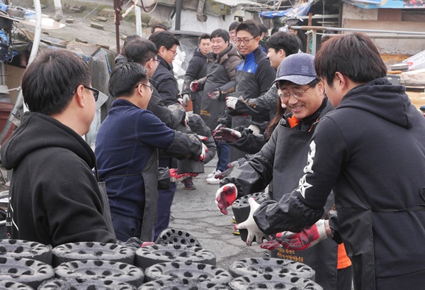 지난 24일 서울 강남구 구룡마을에서 효성캐피탈 임직원들이 사랑의 연탄나눔 봉사활동을 펼치고 있다. 