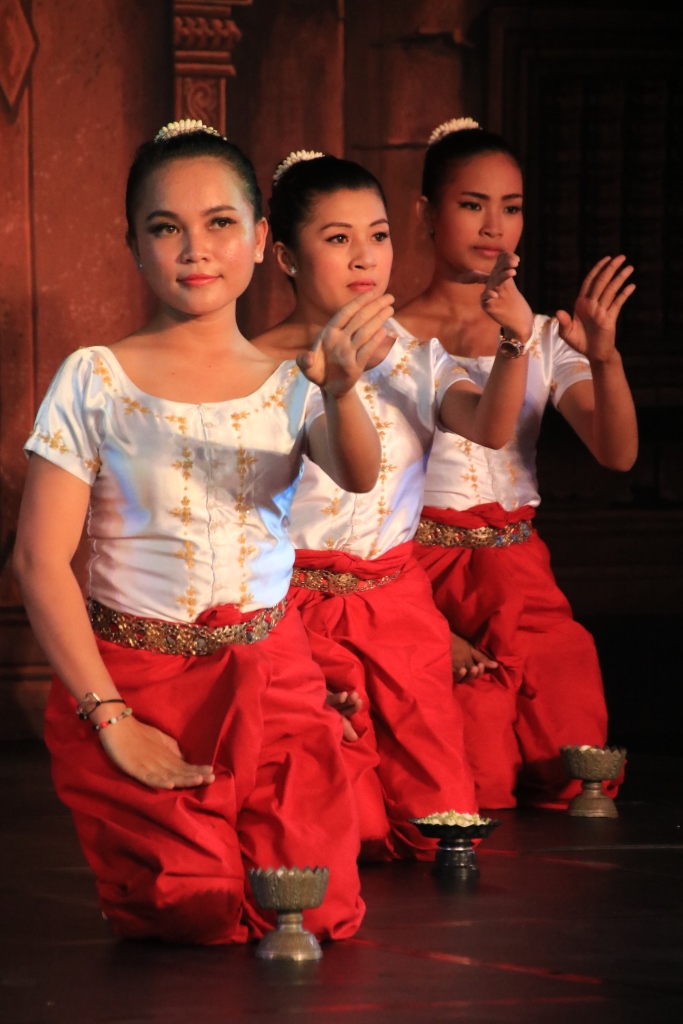 엠 티아이씨로부터 압사라 전통춤을 배운 고아원 소녀들의 압사라 공연 모습