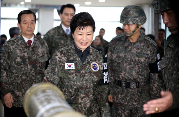 박근혜 대통령이 12월 24일 안보태세 점검을 위해 경기도 연천 전방부대 태풍전망대를 방문, 군 장병을 격려하고 나서 전망대를 나서고 있다