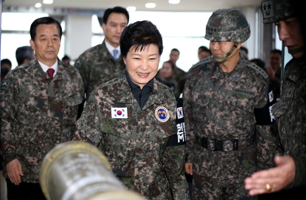  박근혜 대통령이 12월 24일 안보태세 점검을 위해 경기도 연천 전방부대 태풍전망대를 방문, 군 장병을 격려하고 나서 전망대를 나서고 있다