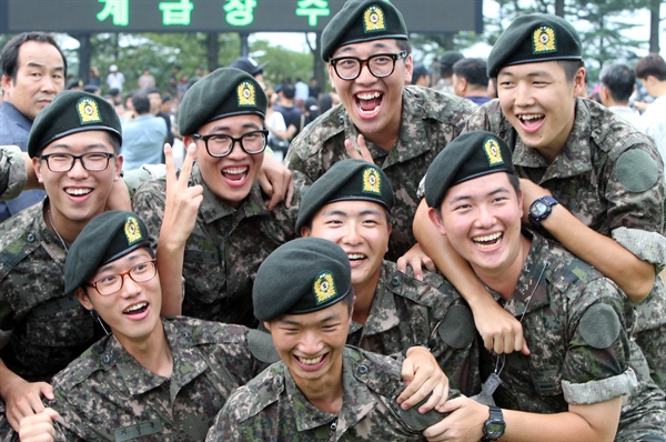 5주간의 기초군사훈련을 함께 받은 훈련생들이 충남 논산 육군훈련소에서 열린 수료식을 마치고 함께 즐거워하고 있다.