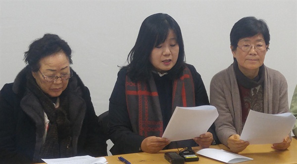 2015년 12월 28일 오후 서울 마포구 한국정신대문제대책협의회 사무실에서 윤미향 대표(가운데), 이용수 할머니(왼쪽) 등이 박근혜 정부의 한일합의를 받아들일 수 없다는 입장을 밝히고 있는 모습. 