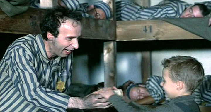 영화 '인생은 아름다워'에서 아버지 귀도(로베르토 베니니)가 아들 조슈아(조르지오 칸타리니)에게 유태인 수용소 생활이 선택받은 사람들만이 하는 게임이라고 속인다.