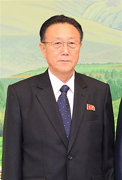 지난 8월 25일 오전 판문점에서 '무박 4일' 마라톤 협상을 마치고 기념 촬영하고 있는 북측 김양건 당 비서.