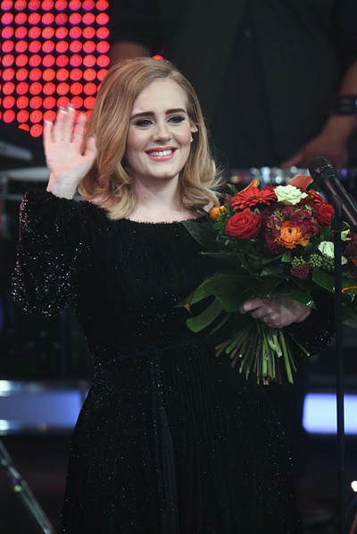 독일 무대에 오른 아델 영국 가수 아델이 지난 6일 독일 허스에서 열린 '2015! Menschen - Blider - Emotionen' 쇼 무대에 올라왔다.