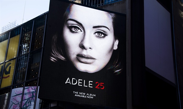 미국 뉴욕 아델 앨범 지난 11월 20일, 미국 뉴욕의 빌보드에 아델의 새 앨범 < 25 >의 표지가 걸려 있다. 이날 발매된 아델의 앨범은 애플 뮤직이나 스포이파이 같은 음악 스트리밍 서비스에는 발매되지 않았다.