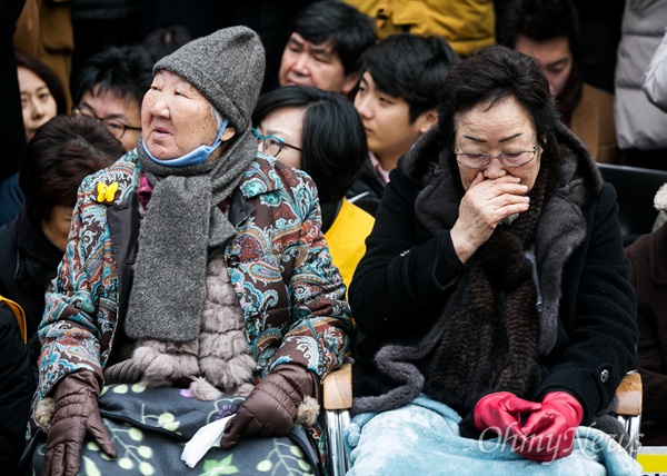 30일 오후 서울 종로구 일본대사관 앞에서 열린 일본군 위안부 피해자 추모회 및 제1211차 일본군 위안부 문제해결을 위한 정기수요집회가 열리고 있다.
