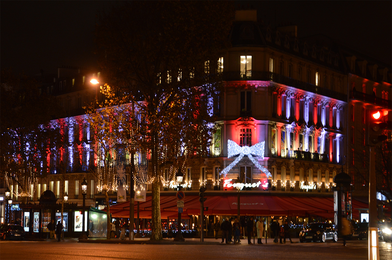 프랑스 국기를 상징하는 붉고 푸른 색상으로 조명을 꾸몄다.