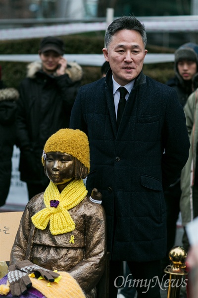 최근 더불어민주당에 입당한 표창원 범죄과학연구소장이 12월 30일 오후 서울 종로구 일본대사관 앞 평화의 소녀상을 방문하고 있다. 