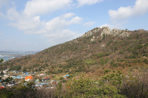 온금동 뒷산에서 바라 본 유달산 풍경. 노적봉에서 보는 유달산과는 색다른 풍경으로 펼쳐진다.