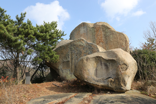  온금동 뒷산에 있는 큰 바위. ‘慶尙道友會紀念會場’이라는 글씨와 함께 사람들의 이름이 새겨져 있다.