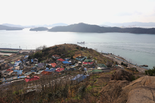 온금동 뒷산에서 내려다 본 '다순구미' 마을. 마을 앞으로 바다가 펼쳐진다. 그 너머로 모이는 섬이 고하도다.