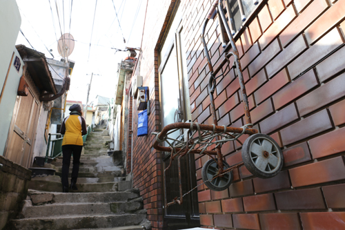  목포 서산동의 골목길 풍경. 험한 계단을 따라 집이 다닥다닥 붙어 있다.