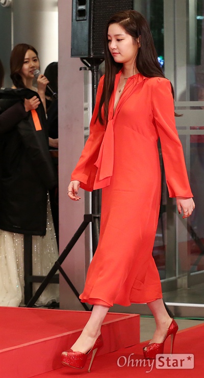 이유비, 드레스 맞아요! 배우 이유비가 30일 오후 서울 상암동 MBC미디어센터에서 열린 < 2015 MBC 연기대상 >에서 입장하고 있다.