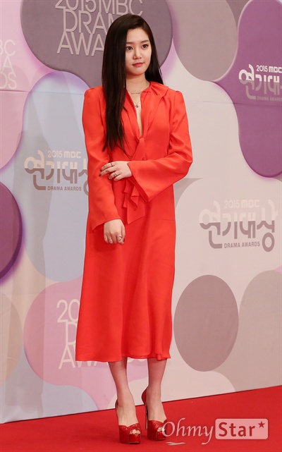 이유비, 드레스 맞아요! 배우 이유비가 30일 오후 서울 상암동 MBC미디어센터에서 열린 < 2015 MBC 연기대상 >에서 포즈를 취하고 있다.