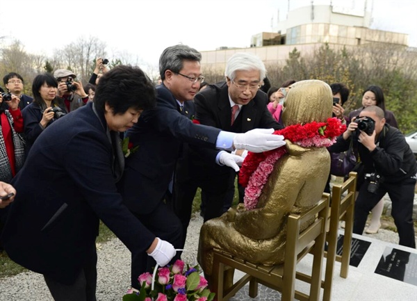 지난 11월 18일 캐나다 토론토에 '평화의 소녀상'이 건립되었다. 채인석 화성시장이 소녀상에 꽃목걸이를 걸고 있다.