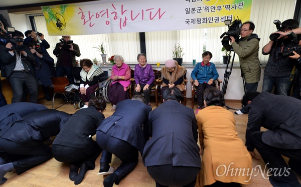 더불어민주당, 나눔의집 방문해 '큰절' 문재인 더불어민주당 대표를 비롯한 소속 의원들이 31일 오후 경기도 광주 나눔의 집을 방문해 위안부 피해자 할머니들에게 큰절을 올리고 있다.