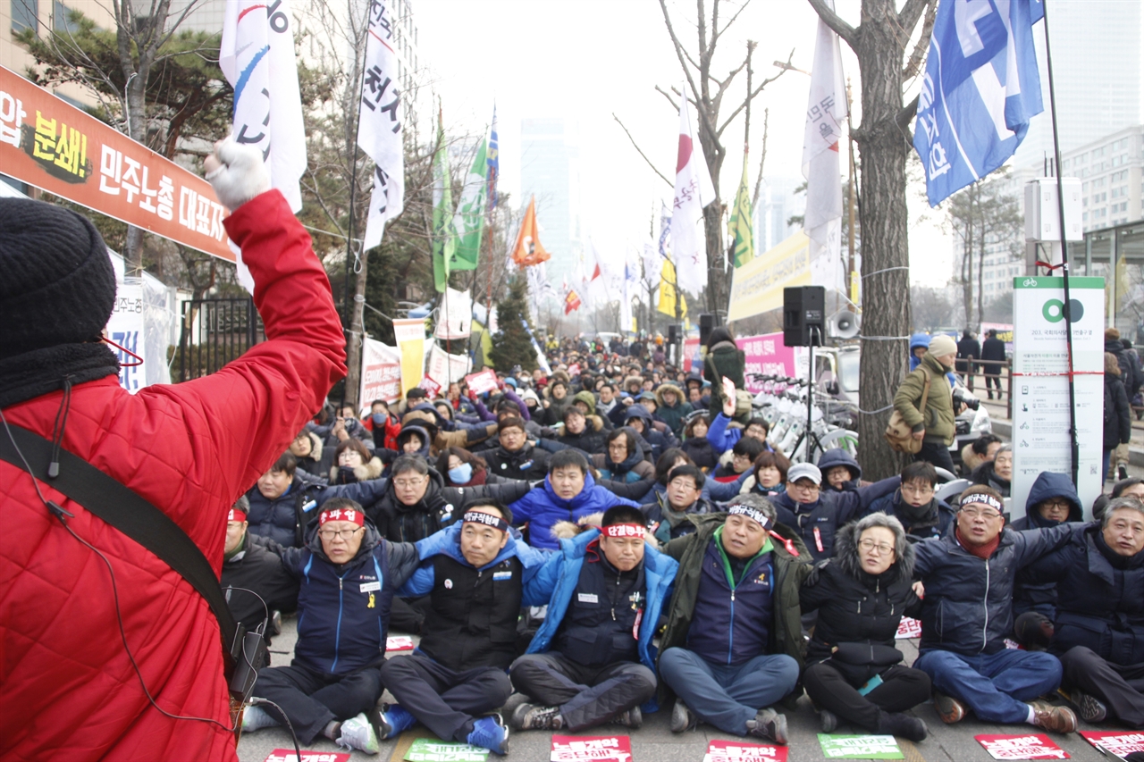 31일 2시 국회 앞 국민은행에서 ‘평생 비정규직 노동개악 입법 저지! 맘대로 해고 정부지침 분쇄!' 민주노총 총파업 결의대회가 진행되었다. 가수 박준의 노래에 참가자들이 어깨 걸고 따라 부르고 있다.