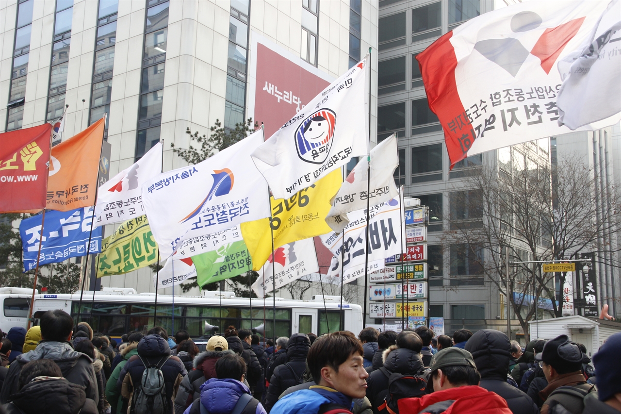 민주노총 총파업 결의대회 후 새누리당사로 행진한 조합원들과 연대 단체들.