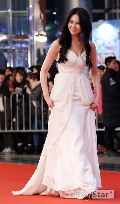 이엘리야, 하얗게 수놓은 미소 배우 이엘리야가 31일 오후 서울 삼성동 코엑스에서 열린 < 2015 SBS 연기대상 > 레드카펫에서 하트를 날리고 있다.