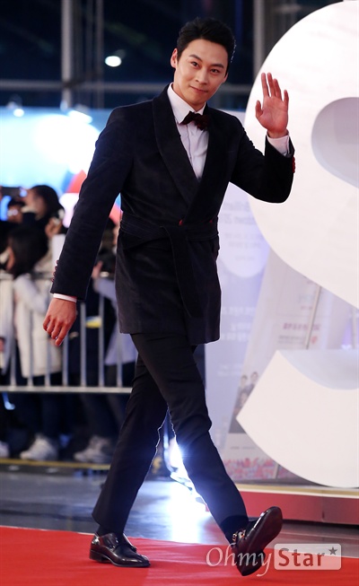 정은우, 장모님들의 일등 사위! 배우 정은우가 31일 오후 서울 삼성동 코엑스에서 열린 < 2015 SBS 연기대상 > 레드카펫에서 인사를 하고 있다.