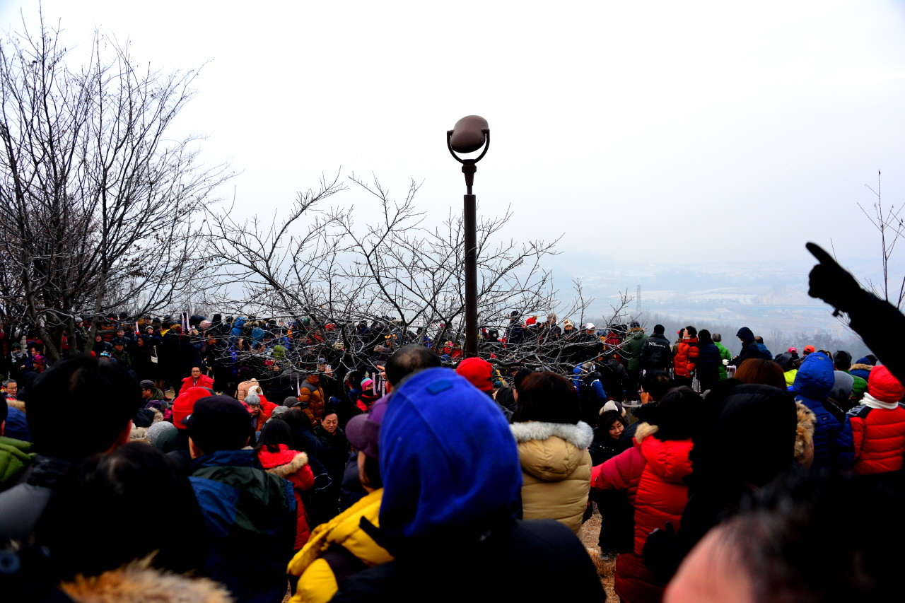  남양주시 지금동 황금산에 새해 해맞이를 온 사람들