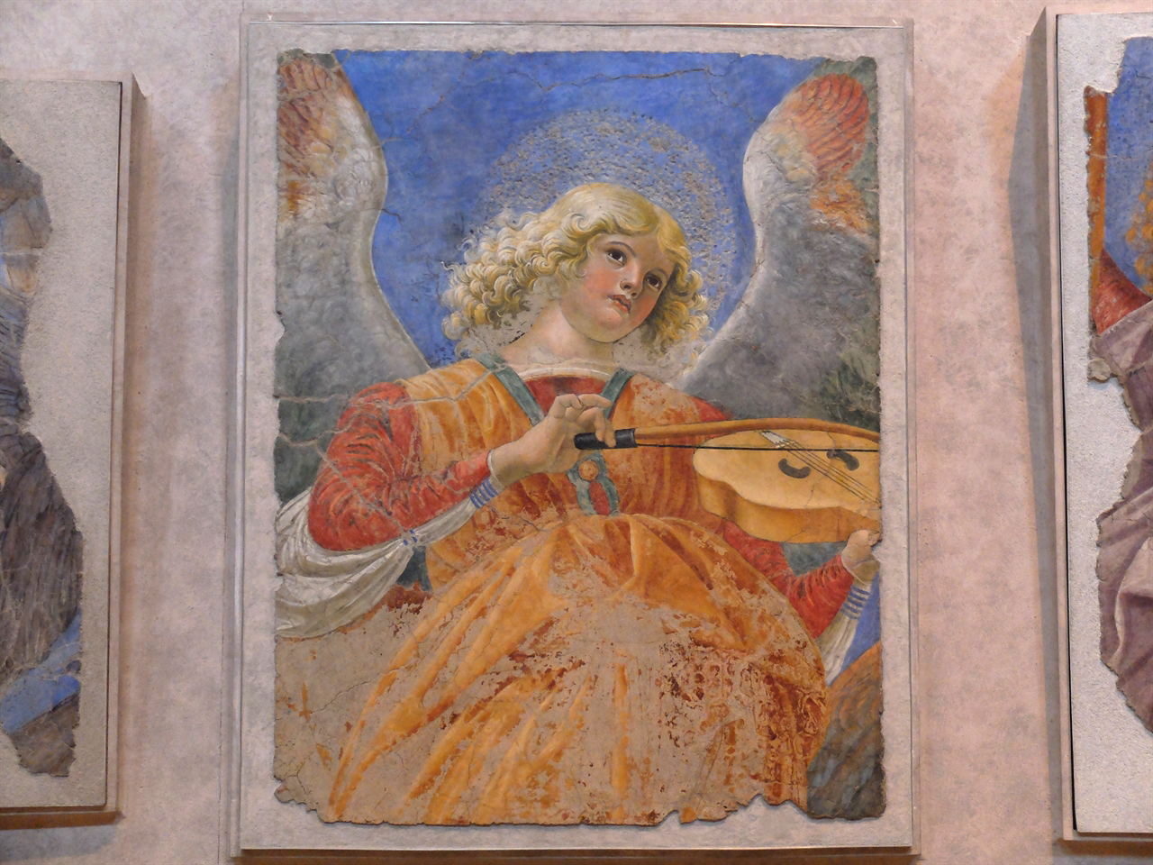 멜로초 다 포를리, <음악의 천사들>(부분), 바티칸 박물관 회화관. 성당 천장화의 일부였던 이 작품들은 프레스코임에도 불구하고 파스텔로 그린 것처럼 부드러운 색감을 보여줍니다. 