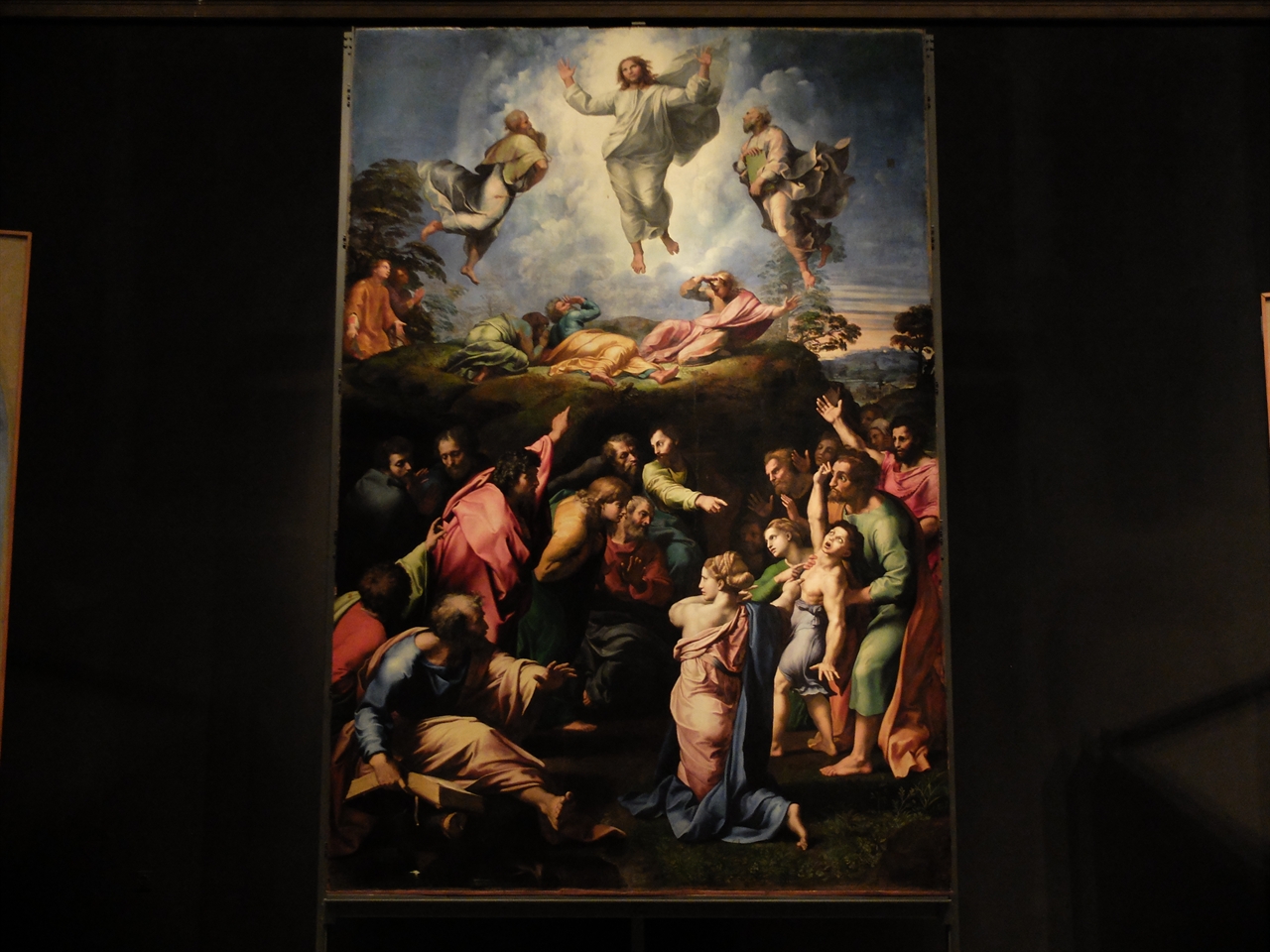 라파엘로, <그리스도의 변모>, 바티칸 박물관 회화관. 제자들과 타보르산에 오른 예수가 변모하는 순간을 묘사한 이 작품은 천상과 지상의 대조를 보여주고 있습니다. 