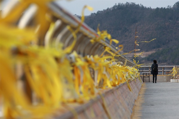  세월호 참사 발생 626일째를 맞은 1일 전남 진도군 팽목항에서는 시신을 수습하지 못한 가족들이 사고 이후 두 번째 새해를 맞았다. 사진은 지난달 30일에 촬영한 팽목항의 모습. 2016.1.1