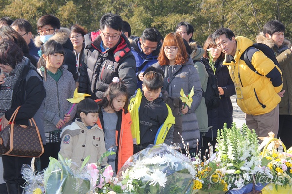 1일 오후 김해 봉하마을 고 노무현 전 대통령 묘역을 찾은 참배객들이 헌화대에 헌화, 분향하고 있다.