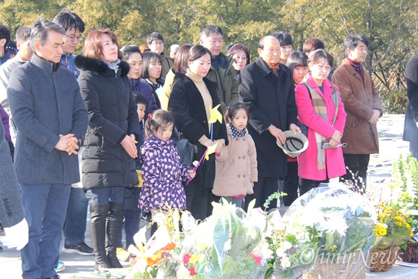  1일 오후 김해 봉하마을 고 노무현 전 대통령 묘역을 찾은 참배객들이 헌화대에 헌화, 분향하고 있다.