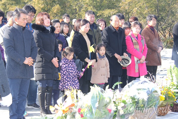   1일 오후 김해 봉하마을 고 노무현 전 대통령 묘역을 찾은 참배객들이 헌화대에 헌화, 분향하고 있다.