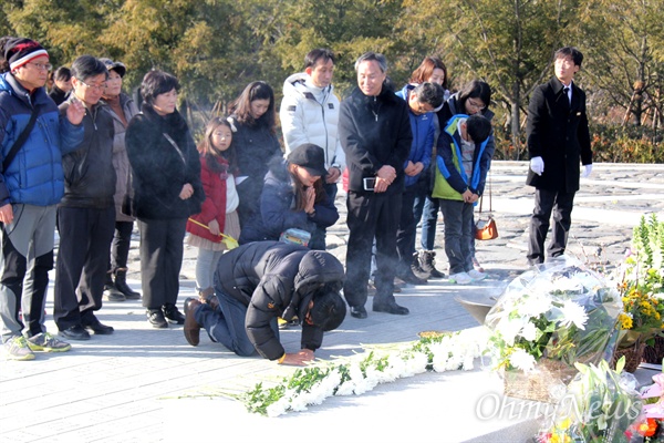  1일 오후 김해 봉하마을 고 노무현 전 대통령 묘역을 찾은 참배객들이 헌화대에 헌화, 분향하면서 큰절을 하고 있다.