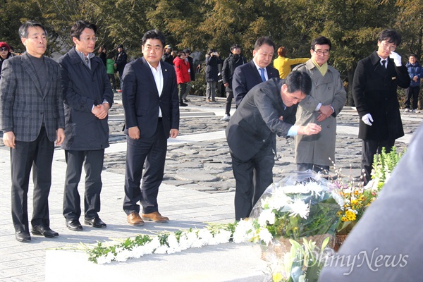 1일 오후 김해 봉하마을 고 노무현 전 대통령 묘역을 찾은 김해시의원들이 헌화대에 헌화, 분향하고 있다.