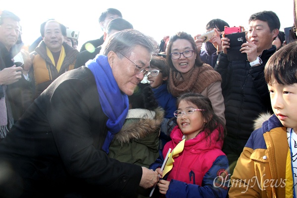 1일 오후 고 노무현 전 대통령 묘역 신년참배를 위해 김해 봉하마을을 찾은 문재인 더불어민주당 대표가 참배객들과 인사를 나누고 있다.